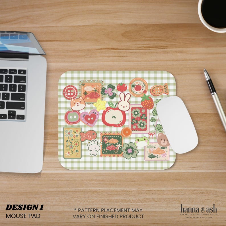 Pu&ograve; includere: Un tappetino per mouse con un motivo a quadri verdi e bianchi, con varie illustrazioni colorate di frutta, animali e fiori. Il testo "DESIGN 1 MOUSE PAD" &egrave; visibile. Un mouse per computer bianco &egrave; sopra.