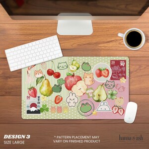 Pu&ograve; includere: Un grande tappetino per mouse rettangolare con un design stravagante con frutta, animali e elementi di ispirazione giapponese. Il design include fragole, pere, gatti, rane e un timbro con testo giapponese.