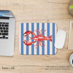 Puede incluir: Un ratón de ordenador con un diseño de rayas azules y blancas y un langostino rojo. La alfombrilla de ratón está hecha de un material suave y duradero y es perfecta para proteger tu escritorio de los arañazos.