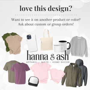Pu&ograve; includere: Un'immagine promozionale che mostra vari articoli di abbigliamento e decorazioni per la casa. I prodotti presentati includono magliette, felpe, felpe con cappuccio, tazze, una borsa tote e una custodia per telefono. &Egrave; visibile anche il testo "love this design?" e "hanna & ash".