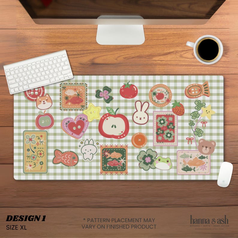 Pu&ograve; includere: Tappetino per mouse XL con un motivo a quadri verdi e bianchi e varie illustrazioni di cartoni animati colorati di frutta, animali e fiori. Il tappetino ha il testo "DESIGN 1" e "SIZE XL".
