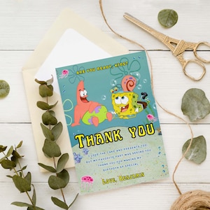 Peut inclure: Une carte de remerciement repr&eacute;sentant les personnages de Spongebob Squarepants et Patrick Star du dessin anim&eacute; Nickelodeon. La carte a un fond bleu avec des bulles et le texte "ARE YOU READY, KIDS?" et "THANK YOU". Le texte "I LOVE THE CAKE AND PRESENTS TOO, BUT MY FAVORITE PART WAS SEEING YOU. THANK YOU FOR MAKING MY BIRTHDAY SO SPECIAL. LOVE, BENJAMIN" est imprim&eacute; sur la carte.