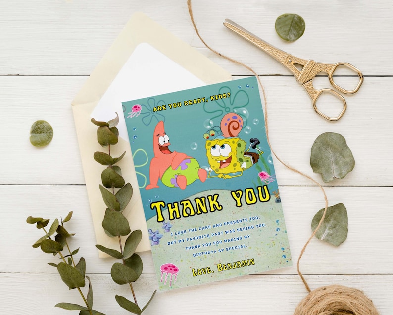 Peut inclure: Une carte de remerciement repr&eacute;sentant les personnages de Spongebob Squarepants et Patrick Star du dessin anim&eacute; Nickelodeon. La carte a un fond bleu avec des bulles et le texte "ARE YOU READY, KIDS?" et "THANK YOU". Le texte "I LOVE THE CAKE AND PRESENTS TOO, BUT MY FAVORITE PART WAS SEEING YOU. THANK YOU FOR MAKING MY BIRTHDAY SO SPECIAL. LOVE, BENJAMIN" est imprim&eacute; sur la carte.