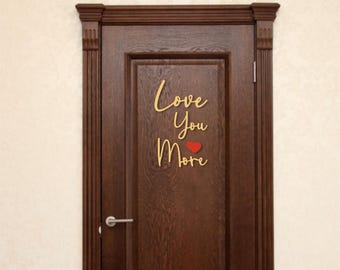 Letrero de madera con texto "Te amo más", para colgar sobre la cama, ideal como decoración de fiesta o como regalo de cumpleaños.