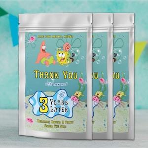 Peut inclure: Trois sachets en papier d'aluminium argent&eacute; sur le th&egrave;me de Bob l'&eacute;ponge. Les sachets pr&eacute;sentent les personnages de Bob l'&eacute;ponge et Patrick Star, ainsi que le texte "Merci de votre venue" et "3 ans plus tard".