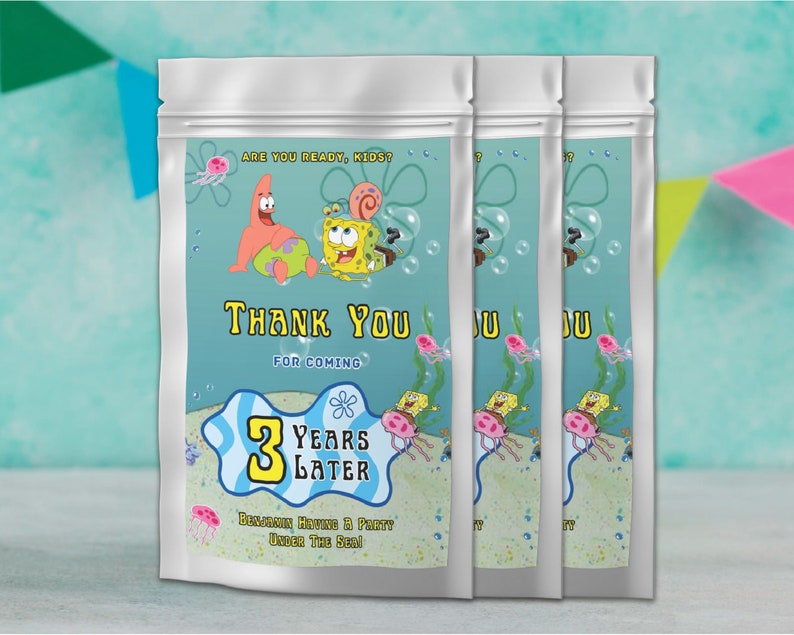 Peut inclure: Trois sachets en papier d'aluminium argent&eacute; sur le th&egrave;me de Bob l'&eacute;ponge. Les sachets pr&eacute;sentent les personnages de Bob l'&eacute;ponge et Patrick Star, ainsi que le texte "Merci de votre venue" et "3 ans plus tard".