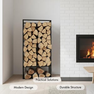 Peut inclure: Un porte-bûches en métal noir rempli de bûches coupées. Le support est rectangulaire et se dresse contre un mur de briques blanches. L'image montre également une cheminée avec un feu à l'intérieur et le texte "Modern Design", "Practical Solutions", et "Durable Structure".