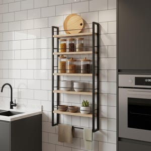 Peut inclure: Une étagère de cuisine murale avec une structure en métal noir et des étagères en bois clair. Elle contient des bocaux en verre avec des aliments, de petits bols, une planche à découper et une plante en pot. Un porte-serviettes avec deux serviettes est suspendu en dessous.