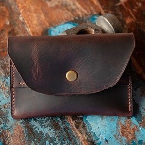 Cartera con solapa y botón