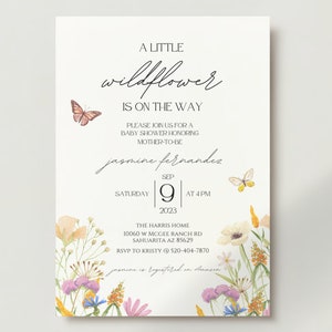 Puede incluir: Una invitaci&oacute;n de baby shower blanca con un borde floral y mariposas. El texto dice "A Little Wildflower is on the Way" e incluye el nombre "jasmine fernandes", la fecha "9 de septiembre de 2023" y la hora "4 PM".