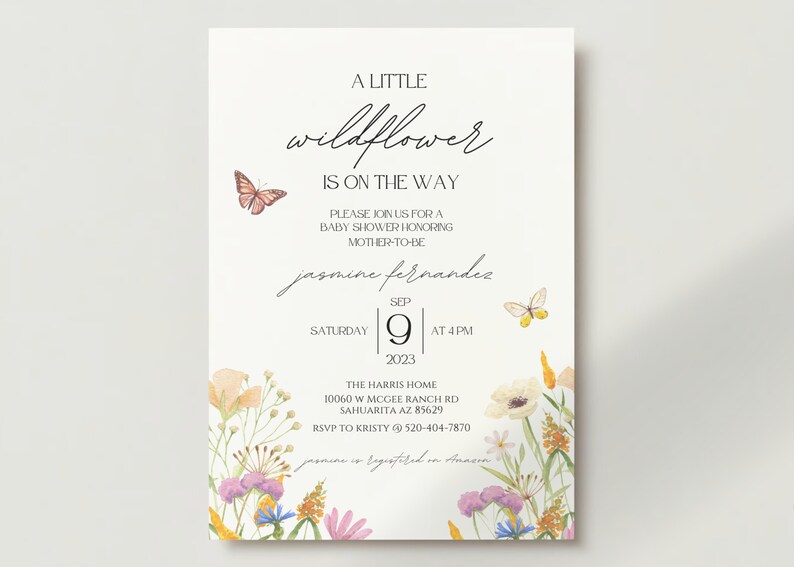 Puede incluir: Una invitaci&oacute;n de baby shower blanca con un borde floral y mariposas. El texto dice "A Little Wildflower is on the Way" e incluye el nombre "jasmine fernandes", la fecha "9 de septiembre de 2023" y la hora "4 PM".