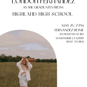 K&ouml;nnte beinhalten: Einladung zu einer Abschlussfeier mit einem Foto einer Frau in einem wei&szlig;en Hemd und Jeans-Shorts, die auf einem Feld steht. Die Einladung enth&auml;lt den Text "JOIN US IN CELEBRATING LONDON FERNANDEZ AS SHE GRADUATES FROM HIGHLAND HIGH SCHOOL MAY 25 | 7 PM FERNANDEZ HOME 123 HOLDAWAY RD SOMEWHERE UT 67890 RSVP TO BESI"