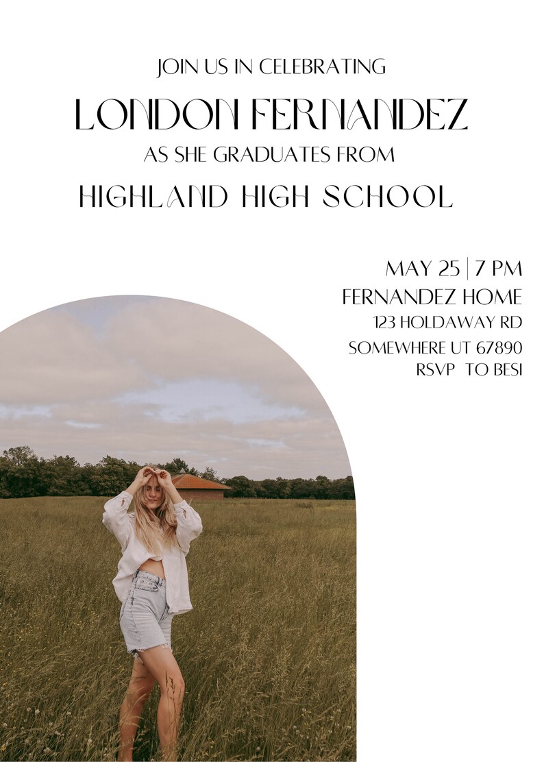 K&ouml;nnte beinhalten: Einladung zu einer Abschlussfeier mit einem Foto einer Frau in einem wei&szlig;en Hemd und Jeans-Shorts, die auf einem Feld steht. Die Einladung enth&auml;lt den Text "JOIN US IN CELEBRATING LONDON FERNANDEZ AS SHE GRADUATES FROM HIGHLAND HIGH SCHOOL MAY 25 | 7 PM FERNANDEZ HOME 123 HOLDAWAY RD SOMEWHERE UT 67890 RSVP TO BESI"