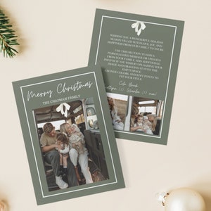 Könnte beinhalten: Eine grüne Weihnachtskarte mit weißem Rand. Die Karte zeigt ein Foto einer Familie in einem Auto und den Text "Merry Christmas The Chapman Family".