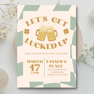 Puede incluir: Una invitación a una fiesta de San Patricio con un fondo a cuadros verde y blanco. La invitación dice "Let's Get Lucked Up" con un gráfico de dos jarras de cerveza chocando. El texto también incluye "Bring your own beer & party like the Irish". La fecha y hora de la fiesta se indican como "March 17, 7 PM". La ubicación se indica como "Tanner's Place, 1234 Holdaway Rd, Somewhere, Someplace UT 67890".