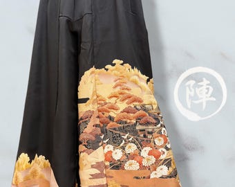 Spodnie kimono z szerokimi nogawkami z recyklingu – czarne Kurotomesode z różowo-złotą folią i kwiatowym motywem ptaków. Jedwab vintage. Elegancka japońska sztuka. Wykonane w Kioto.