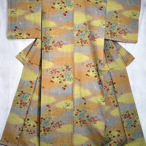 Vintage Japanischer Seiden-Tsumugi-Kimono mit floralem Muster, handgemalt, tragbare Kunst für Cosplay-Robe oder Dekor, traditionell gewebtes Textil