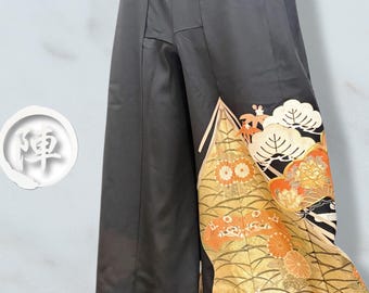 Pantalones anchos de kimono reciclados – Negros con ribete bordado en oro, motivos de pino y flores – Seda japonesa vintage – Hechos a mano en Kioto