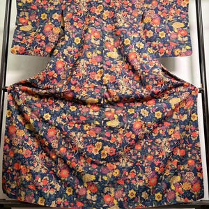 Z49 Vintage Okinawa Bingata Seidenkimono – Handgemalte Blumen- und Pfingstrosenmotive auf Indigogrund, traditionelles Ryukyu-Textil, bodenlanges Gewand
