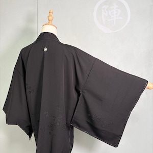 Z35 Vintage Japanese Black Silk Haori – Formal Kimono Jacket with Family Crest and Subtle Pattern – Montsuki Haori