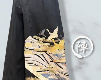 Pantalones anchos de kimono reciclados – Seda negra Kurotomesode vintage con motivos de grullas doradas y río – Hechos a mano en Kioto, Japón
