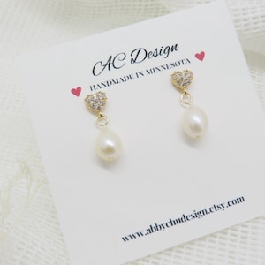 Valentines&#39;s Day Heart Stud Earrings, Heart Pearl Stud Earrings, Gold Small Heart Studs,Freshwater Pearl Earrings,Gift for Her,Date Earrings