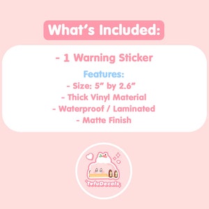 Puede incluir: Una pegatina de advertencia rosa y blanca con el texto "What's Included: - 1 Warning Sticker" y "Features: - Size: 5" by 2.6" - Thick Vinyl Material - Waterproof / Laminated - Matte Finish". La pegatina tambi&eacute;n presenta una ilustraci&oacute;n de dibujos animados de un pastel rosa con glaseado blanco y una casa marr&oacute;n en la parte superior.