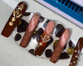 Appuyez sur les ongles