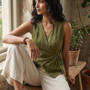 Top a portafoglio verde oliva: misto lino e cotone, blusa estiva senza maniche