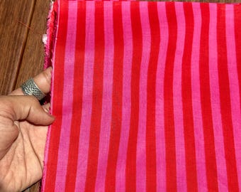 Felroze gestreepte katoenen stof, lichtgewicht ademende katoenen stof, kleermakerijstof, streepstof voor kleding (44 inch breed)