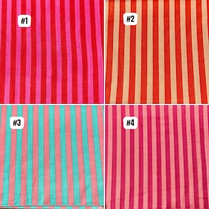 Op de afbeelding: Vier stoffstalen met verticale strepen in verschillende kleurencombinaties. De stalen bevatten rood en roze, oranje en beige, blauwgroen en roze en tinten roze. Elk staal is genummerd.