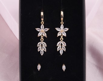 Parure coordonnée créoles et clous d'oreilles fleur en cristal. Ensemble de bijoux de mariée bohème. Longues boucles d'oreilles estivales en zircone cubique.