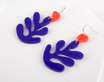 Op Henri Matisse geïnspireerde oorbellen van transparant blauw en oranje acryl. Handgemaakte statement oorbellen.