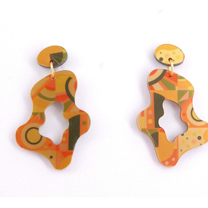 Abstract brass hoops earring main image 1