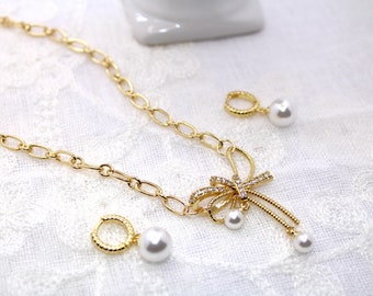 Delicato set di gioielli fatti a mano che include una collana con fiocco ornata con cristalli e perle e orecchini di perle abbinati. Regalo perfetto per lei.