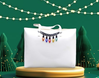 Vibrante colgante para bolso con luces navideñas hecho a mano: destaca en la oscuridad con un toque de brillo.