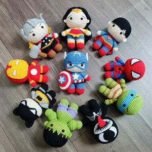 以下が含まれることがあります： 手作りの編みぐるみスーパーヒーロー人形のコレクション。ソー、ワンダーウーマン、スーパーマン、キャプテン・アメリカ、スパイダーマン、アイアンマン、バットマン、ハルク、ミュータントタートルズが含まれます。各人形は鮮やかな色と詳細なデザインが特徴です。