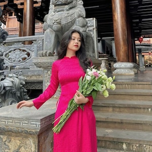 Preconfezionato Ao Dai Viet Nam - Broccato moderno Ao Dai - Áo Dài Cách Tân Gấm Truyền Thống Màu Hồng Cổ Cao Tay Dài Cao Cấp