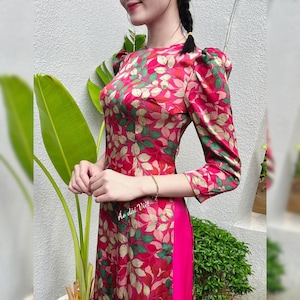 Ao Dai Viet Nam preconfezionato - Tradizionale Ao Dai -Áo dài hoa nhí màu đỏ hồng truyền thống cổ tròn tay phồng lụa satin cao cấp giáo viên may sẵn