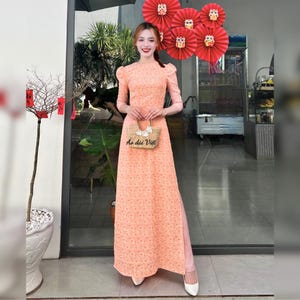 Ao Dai preconfezionato Viet Nam - Tradizionale Ao Dai - Áo dài tay phồng gấm hoa trà màu hồng cam có đính ngọc đẹp truyền thống giáo viên nữ