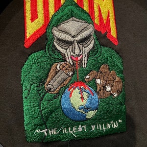 Maglietta ricamata MF DOOM: streetwear hip-hop fatto a mano