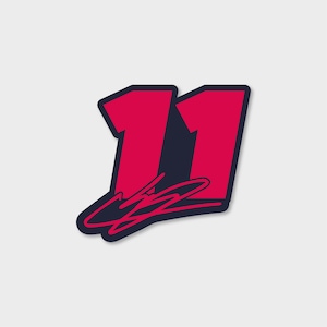 Könnte beinhalten: Ein roter und schwarzer Rennsport-Nummern-Aufkleber mit der Nummer "11" in einer fetten, stilisierten Schriftart. Die Nummer ist schwarz umrandet und hat einen schwarzen Rennstreifen darunter.