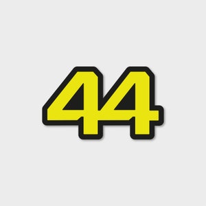 Puede incluir: El número "44" en amarillo con un contorno negro. El número está en una fuente en negrita, de bloques.