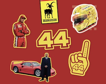 Pode incluir: Um conjunto de adesivos com um piloto de Fórmula 1, um carro de corrida, o número 44, uma cabra, uma mão com o número 44 e o texto "Hamilton" e "TPX".
