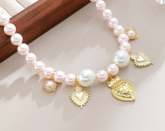 Collier de perles, charmes de coeur, bijoux religieux