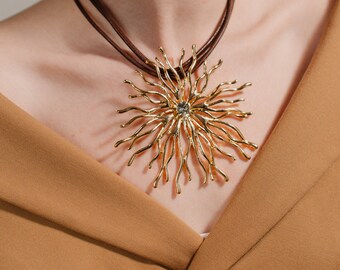 Leren ketting, grote metalen bloem, mode-choker