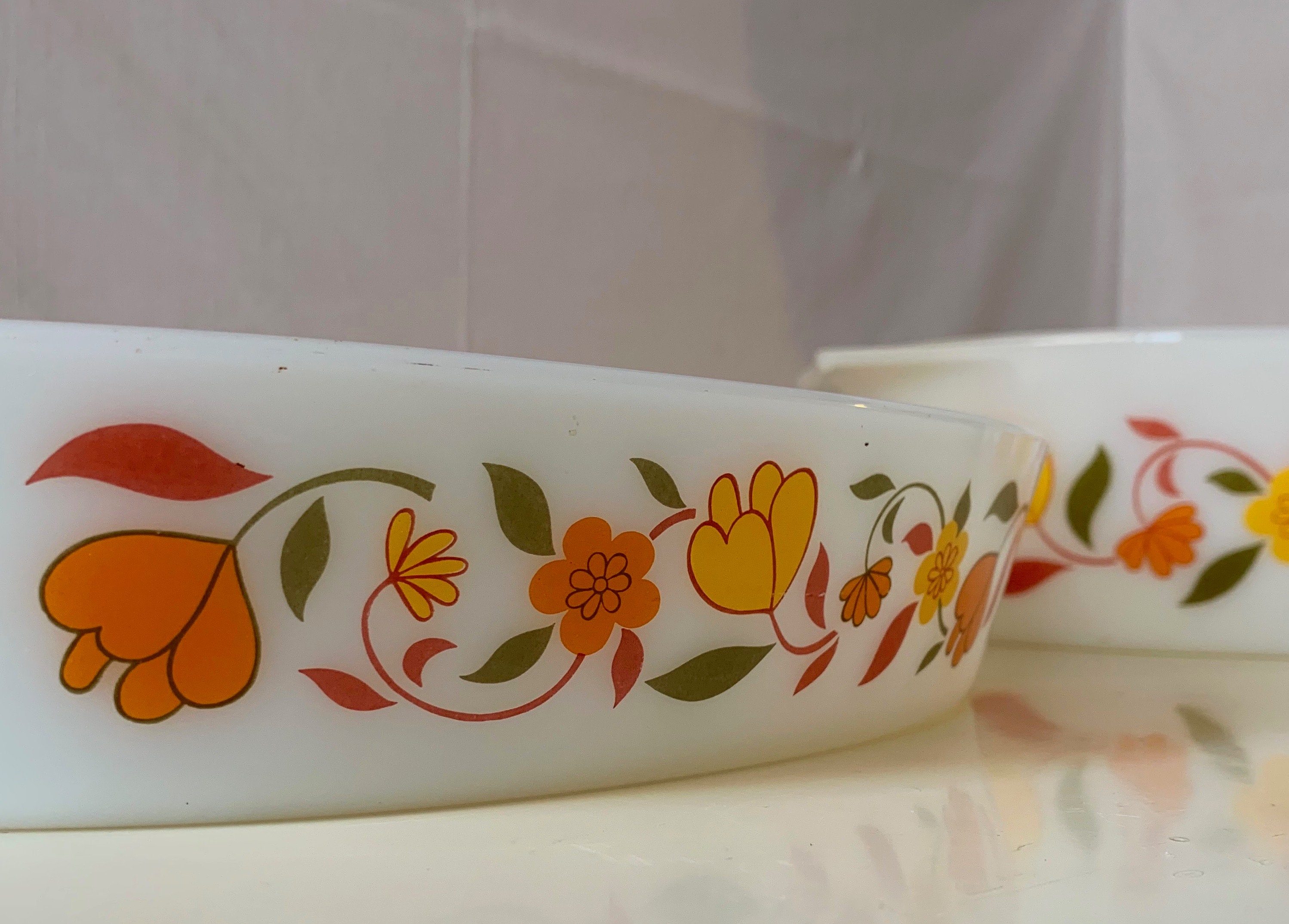Plat rond vintage arcopal fleurs orange - Arts de la table