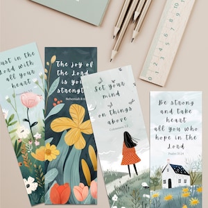 Puede incluir: Cuatro marcapáginas coloridos con citas inspiradoras y versículos bíblicos. Cada marcapáginas presenta un diseño floral diferente y una cita de la Biblia. Las citas son: "Solo en el Señor con todo tu corazón" (Proverbios 3:5), "La alegría del Señor es tu fortaleza" (Nehemías 8:10), "Pongan la mira en las cosas de arriba" (Colosenses 3:2), y "Sean fuertes y tomen ánimo, todos ustedes que esperan en el Señor" (Salmo 31:24).