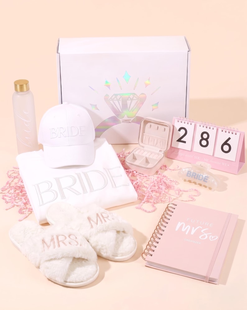 8-in-1 Personalized Engagement Gift Box, Newly Engaged box, Bride to Be Gift Box Set Basket, bridal era gift box, Future Mrs Gift Set bild 2