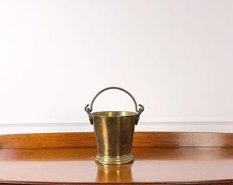 Balde/refrigerador de vinho indiano vintage em latão, estilo campanha de meados do século XX, Jagadhri, Índia.